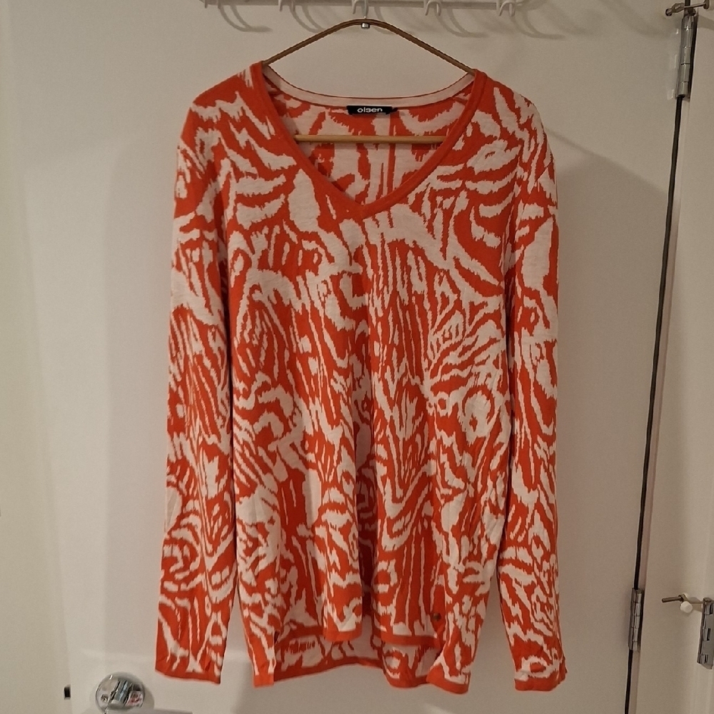 Olsen Vibrant Orange/Coral & White Abstract Print V-Neck Sweater (Size L/US 14)